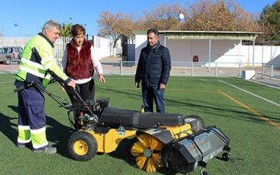 La Mancomunidad amplía su equipamiento con una barredora de césped artificial