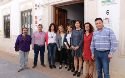 Elena Ruiz destaca que el Centro de Información a la Mujer es un servicio “imprescindible” de la Mancomunidad Campiña Sur en la visita de la coordinadora al centro.