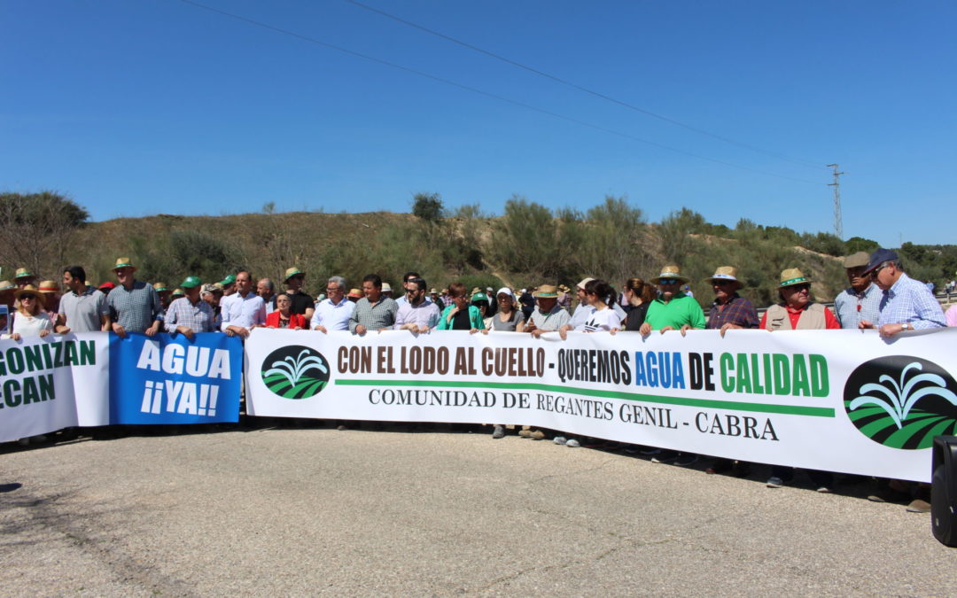 Los alcaldes y las alcaldesas de la Mancomunidad Campiña Sur han participado en la concentración de la Comunidad de Regantes del Genil Cabra.