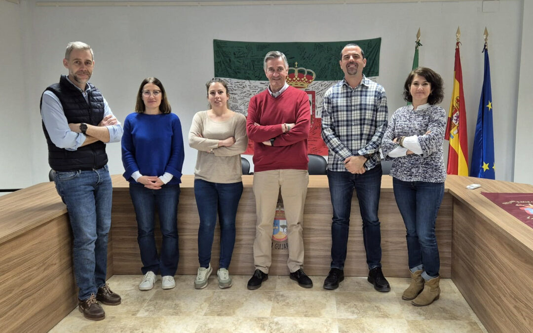 El Ayuntamiento de La Guijarrosa y la Mancomunidad Campiña Sur han mantenido una reunión al objeto de sentar las bases para trabajar en varios proyectos importantes para el municipio que afectan, sobre todo, a su entorno natural y rural.